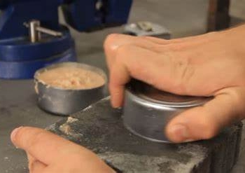 Como abrir uma lata sem um abridor de latas