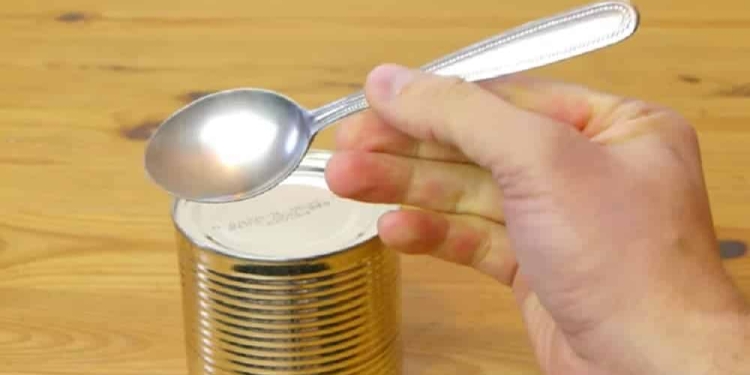 Como abrir uma lata sem um abridor de latas