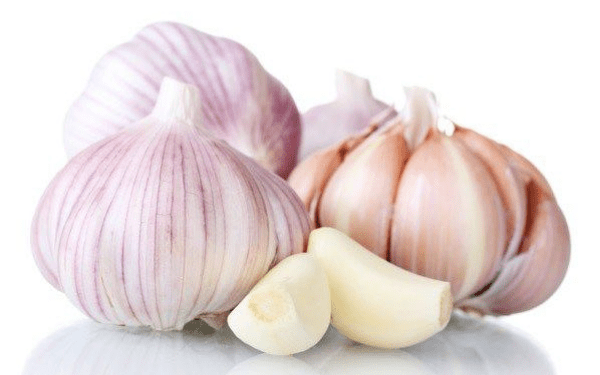 É por isso que você deve dormir com um dente de alho embaixo do travesseiro