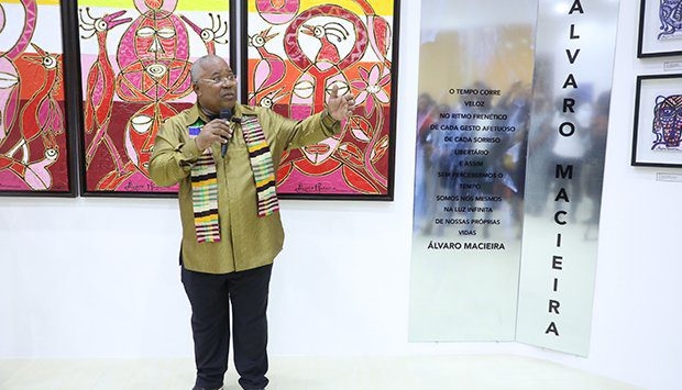 Artista plástico Álvaro Macieira expõe quadros no Shopping Fortaleza