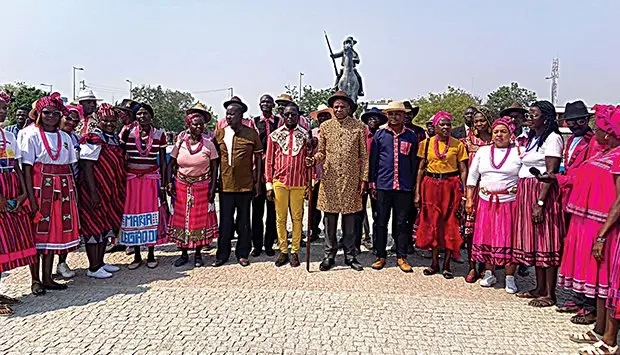 Rei Jerónimo Haleinge (ao centro) apelou às populações visitadas no sentido de valorizar os monumentos e sítios históricos, bem como a preservação da língua nacional Oshiwambo © Fotografia por: Cedida