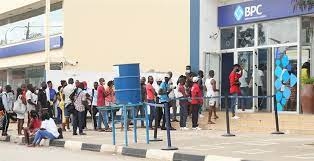 Procura de Dinheiro nos ATMs