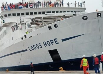 Navio “Logos Hope” em Angola