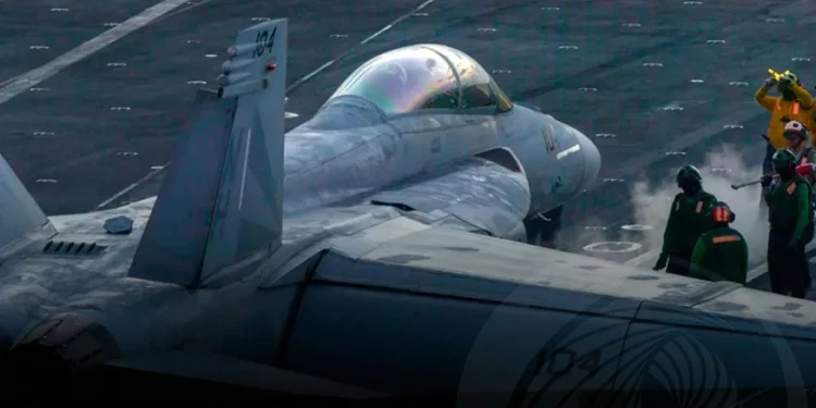 Caça norte-americano é acidentalmente abatido no Mar Vermelho.