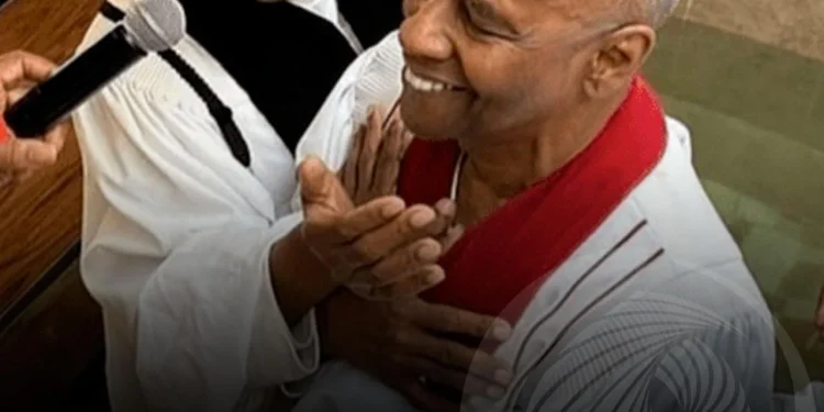 Denzel Washington é baptizado e recebe licença de pregador