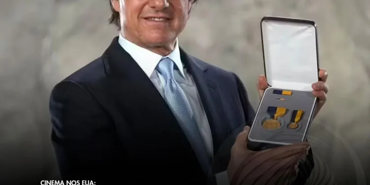 Tom Cruise recebe a mais alta distinção da Marinha Americana