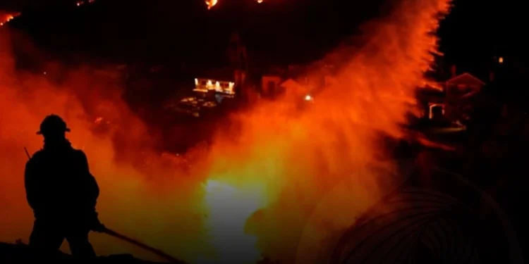 Incêndio florestal no sul da Califórnia provoca evacuação de mais de trinta mil pessoas