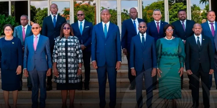 Empossados 12 Ministros e a nova Primeira-ministra de Moçambique