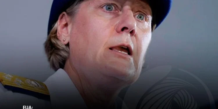 Trump destitui a primeira mulher a liderar um dos serviços militares