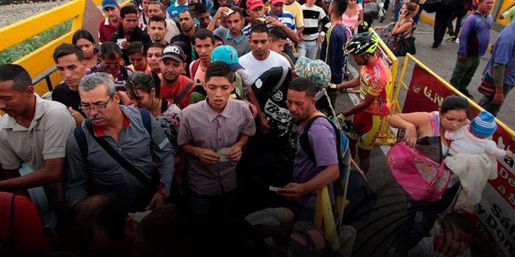 Colombianos fogem para Venezuela devido à violência intensa