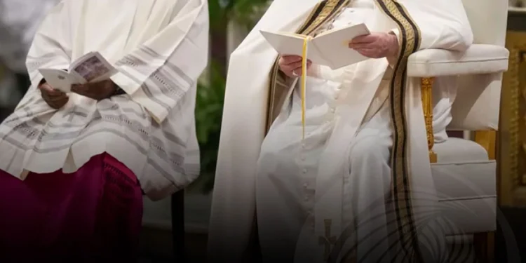 Papa Francisco pede aos jornalistas que não percam tempo nas redes sociais