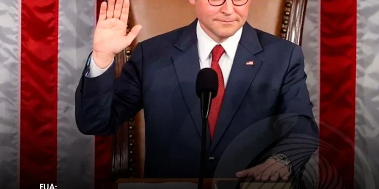 Mike Johnson reeleito líder da Câmara dos Representantes com 218 votos