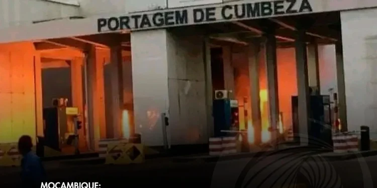 Populares incendeiam portagem em Maputo