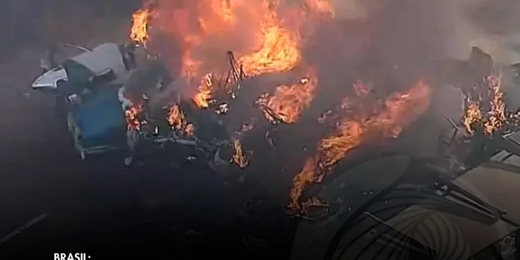 Avioneta bate em vários carros em São Paulo e faz vítimas mortais