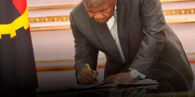 Presidente da República empossa Secretários de Estado e Vice-governadores provinciais