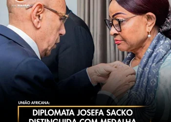 Diplomata Josefa Sacko distinguida com medalha de honra