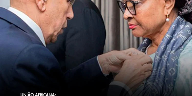 Diplomata Josefa Sacko distinguida com medalha de honra