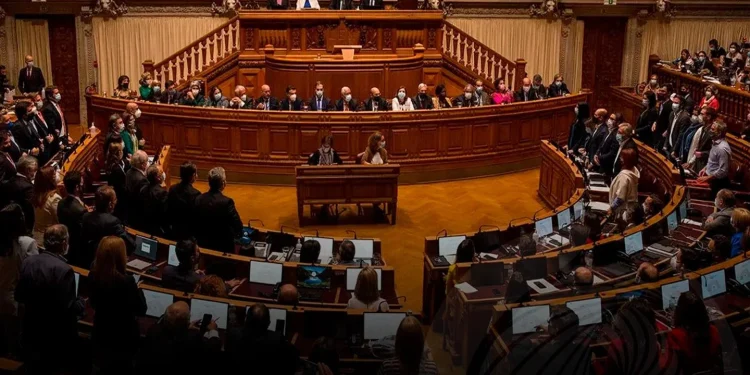 Governo de Portugal cai após rejeição de moção de confiança no Parlamento