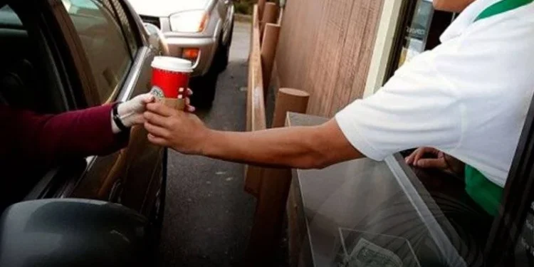 Cliente queima-se com café e “Starbucks” é obrigada a pagar 50 milhões de euros