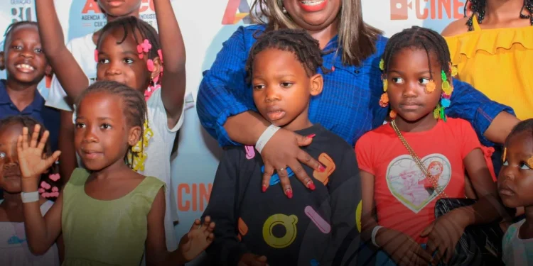 Cinema da rua reúne munícipes da Camama em noite de cultura e convívio