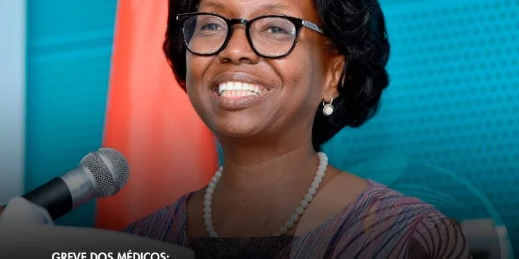 Ministra Sílvia Lutucuta pede aos profissionais respeito pela vida humana