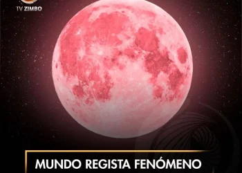 Mundo regista fenômeno da lua rosa