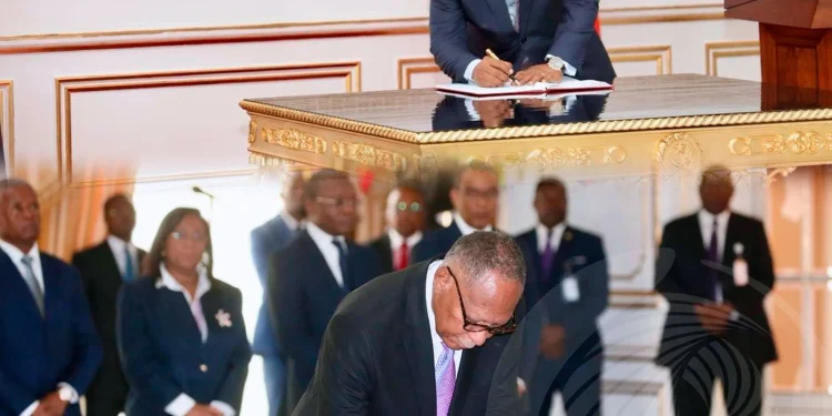 Presidente da República empossa novos embaixadores de Angola no Ghana e na África do Sul