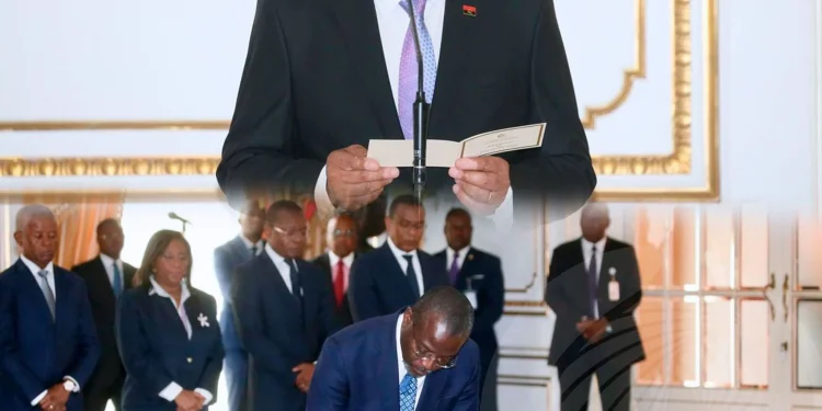 Presidente da República empossa novos embaixadores de Angola no Ghana e na África do Sul