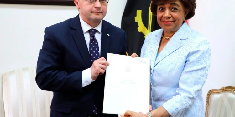 Secretária de Estado recebe Cartas Figuradas do novo embaixador da Ucrânia em Angola