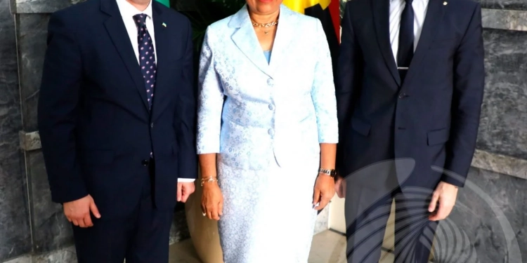 Secretária de Estado recebe Cartas Figuradas do novo embaixador da Ucrânia em Angola