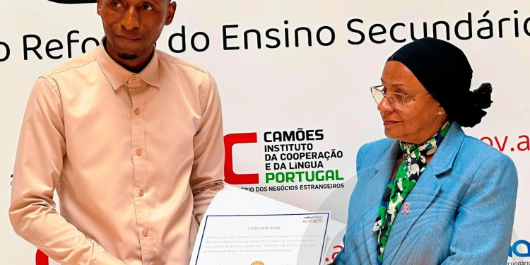 Formação contínua reforça capacitação de professores angolanos