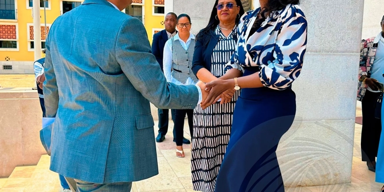 Formação contínua reforça capacitação de professores angolanos