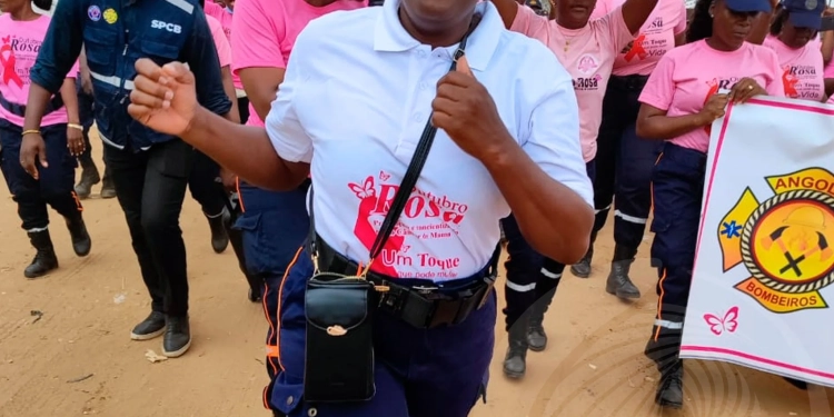 Mulheres bombeiras unidas na luta contra o cancro da mama