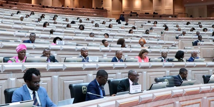 Parlamento aprova, na generalidade, proposta de lei contra informações falsas na internet