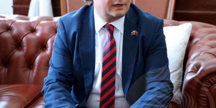 Ministro Téte António recebe encarregado de negócios da Federação Russa em audiência