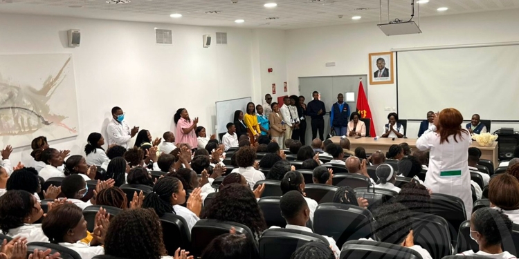 Ministra Sílvia Lutucuta reforça combate à pólio e presta solidariedade no Cunene