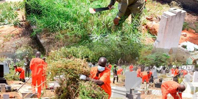 Serviço Penitenciário realiza campanha de limpeza no Cemitério de Santa Ana com participação de reclusos