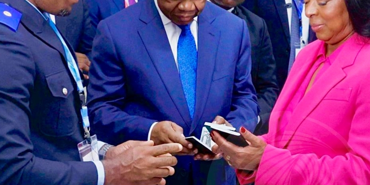 Casal presidencial recebe novo passaporte electrónico