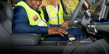 Ministro do Interior visita fábrica de automóveis OPAIA em Icolo e Bengo