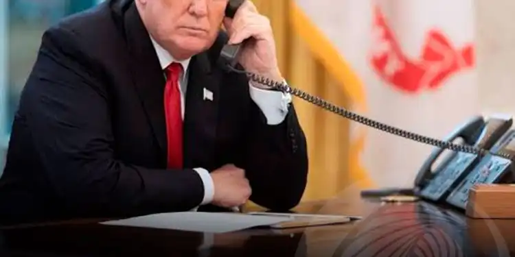 O Presidente dos Estados Unidos da América, Donald Trump, terá garantido ao primeiro-ministro israelita Benjamin Netanyahu que qualquer acordo final com o Irão incluirá o desmantelamento total do programa nuclear iraniano e a retirada de todo o urânio enriquecido do país.   A posição terá sido transmitida durante uma chamada telefónica realizada no sábado à noite, na qual Trump reforçou que não avançará para qualquer acordo sem essas condições, segundo uma fonte israelita não identificada. Na mesma conversa, Netanyahu terá reafirmado a intenção de manter liberdade de acção face às ameaças regionais em várias frentes, incluindo o Líbano, tendo recebido o apoio de Trump a esse princípio.   Enquanto isso, decorrem contactos entre os Estados Unidos e o Irão no sentido de um eventual acordo de estabilização no Médio Oriente, apesar de relatos da imprensa internacional indicarem divergências entre a abordagem diplomática de Washington e a posição mais dura de Israel, num contexto de tensão crescente na região.