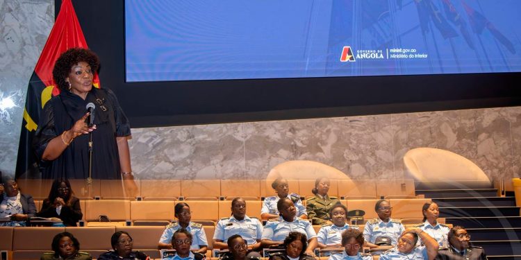 Encontro de mulheres Oficiais Comissários reflecte liderança do género no MININT