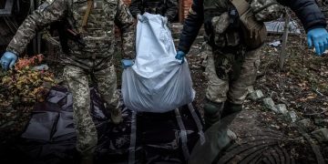 Rússia devolve mais 500 corpos de soldados à Ucrânia