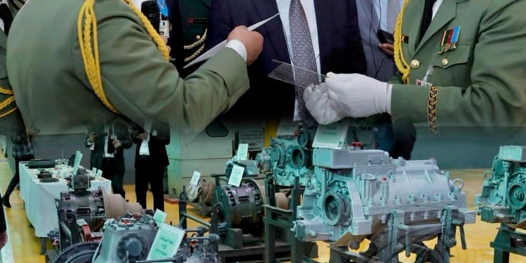 PR João Lourenço encerra missão na Argélia com visita à Base Logística Central das Forças Armadas local
