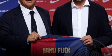 Hansi Flick renova contrato com o Barcelona até 2028