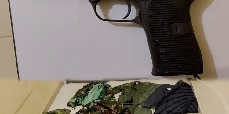 Detidos suposto ex-militar e comparsa em posse ilegal de fardas e arma de fogo