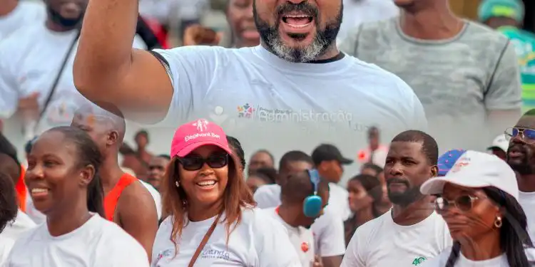 Caminhada da família reúne centenas de participantes na Imgombota